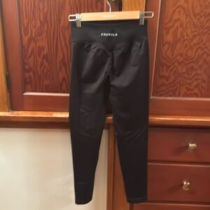 YOUNGLA Black Leggings Size M Gymrat Workout Athleisure Casual 👀